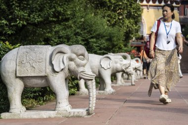 Bahçedeki filler, kirişsiz tuğla salon, 1600 yılında inşa edilmiş, Wannian tapınağı ('On bin yılın tapınağı'), Emeishan, Leshan Bölgesi, Sichuan, Çin Halk Cumhuriyeti, Asya