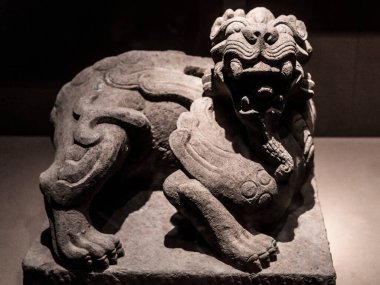 Efsanevi taş yaratık, kötü ruhları kovmak için heykel, Doğu Han Hanedanı, Han Mezarı, Chengdu, Sichuan, Çin Halk Cumhuriyeti, Asya