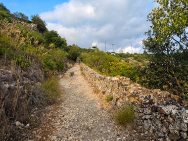 Radar ve telekomünikasyon kulelerine giden yol, Puig de Cura, Llucmajor-Algaida, Mallorca, Balearic Adaları, İspanya