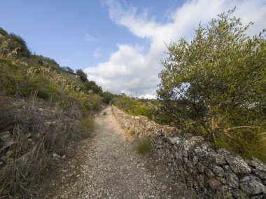 Radar ve telekomünikasyon kulelerine giden yol, Puig de Cura, Llucmajor-Algaida, Mallorca, Balearic Adaları, İspanya