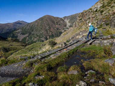 Estany Gento yakınlarındaki eski madencilik tren yolu, Picolo yolu, Vall Fosca, Lleida, Katalonya, İspanya