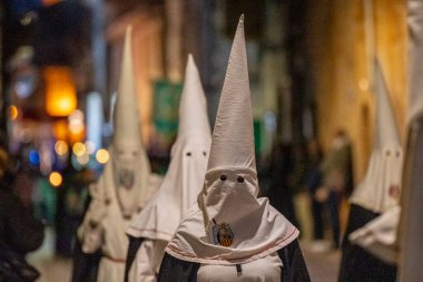 Maske görevi gören başlıklı kardeşler, Kutsal Hafta alayı, Llucmajor, Mallorca, Balearic Adaları, İspanya