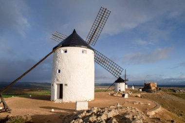 Molinos de Consuegra con el castillo de la Muela al fondo, cerro Calderico, Consuegra, provincia de Toledo, Castilla-La Mancha, İspanya