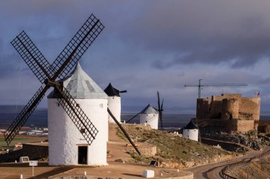 Molinos de Consuegra con el castillo de la Muela al fondo, cerro Calderico, Consuegra, provincia de Toledo, Castilla-La Mancha, İspanya