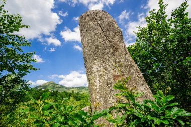 Büyük Counozouls Menhir, Aude Valley, Roussillon, Pyrenees Orientales, Fransa, Avrupa