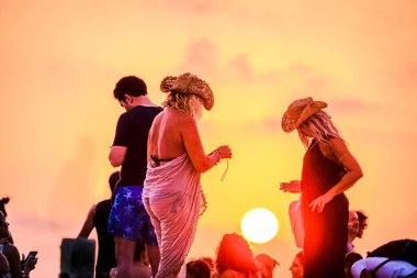 Gün batımının şerefine içiyoruz, El Pirata Otobüs Chiringuito barı, Migjorn plajı, Formentera, Balear Adaları, İspanya