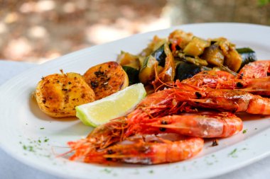 Izgara karides, Es Codol Foradat restoranı, Plaj Kulübü, Formentera, Balear Adaları, İspanya