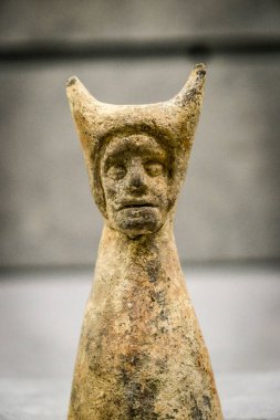 Boynuzlu başlıklı bir figür, İbiza ve Formentera Arkeoloji Müzesi, İbiza, İspanya