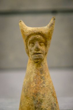 Boynuzlu başlıklı bir figür, İbiza ve Formentera Arkeoloji Müzesi, İbiza, İspanya