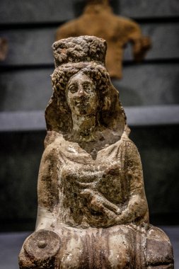 MÖ 400-300 yılları arasında, İbiza ve Formentera Arkeoloji Müzesi, İbiza, İspanya 'da bulunan beyaz ve mavi boyanmış kadın figürü.