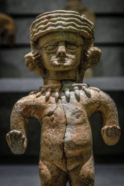 Kafası MÖ 450-350 yılları arasında küpe şeklinde çıplak kadın figürü, İbiza ve Formentera Arkeoloji Müzesi, İbiza, İspanya