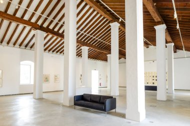 Museu d 'Art Contemporani d' Eivissa, (MACE), eski Sala de Armas, İbiza 'nın üst katındaki Sant Joan kalesinde,