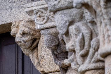 Fantastik aslan, Romanesk heykel, San Pedro da Mezquita, Ulusal Anıt, La Merca belediyesi, Orense, İspanya