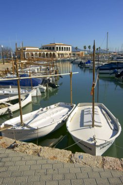 Limandaki eğlence tekneleri, Puerto de Pollensa, Mallorca, Balearic Adaları, İspanya