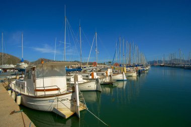 Limandaki eğlence tekneleri, Puerto de Pollensa, Mallorca, Balearic Adaları, İspanya