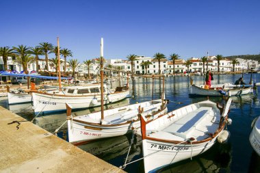 Fornells köyü ve limanı, Fornells Körfezi, Menorca, Biyosfer rezervi, Balearic Adaları, İspanya.