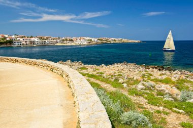 Na Macaret, Addaia Limanı 'nda yelkenli. Minorca. Biyosfer rezervi. Balear Adaları. İspanya.