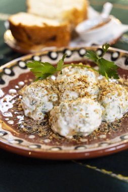 Salatalıklı Trakya salatası ve Bulgar yoğurdu, Manastirska Magernitsa, geleneksel Bulgar restoranı, Sofya, Bulgaristan Cumhuriyeti, Avrupa