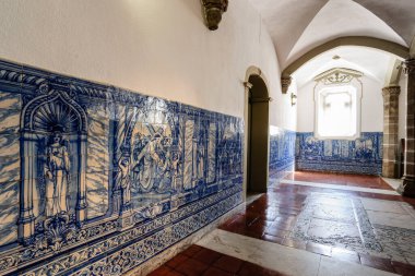 İsa 'nın tutkusunu ima eden fayanslar, Armando Santos, 1930, bölüm odası, San Francisco manastırı, Gotik-Kılavuz, 15. yüzyıl, Evora, Alentejo, Portekiz