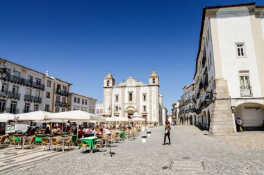 Giraldo Meydanı ve San Antao Kilisesi, Evora, Alentejo, Portekiz, Avrupa