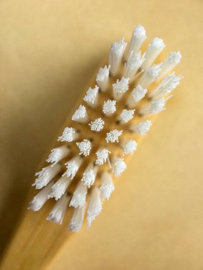 Yakın plan bambu diş fırçası, makroda doğal kıllar. Sıfır atık, plastik yok.