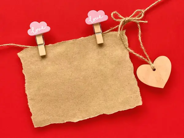 Sevgililer Günü Maketi Pembe Mandallarla Ipe Tutturulmuş Kahverengi Bir Kağıt — Stok fotoğraf