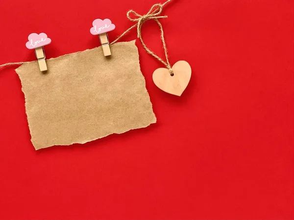 Mockup San Valentino Pezzo Carta Artigianale Marrone Appuntato Alla Corda — Foto Stock