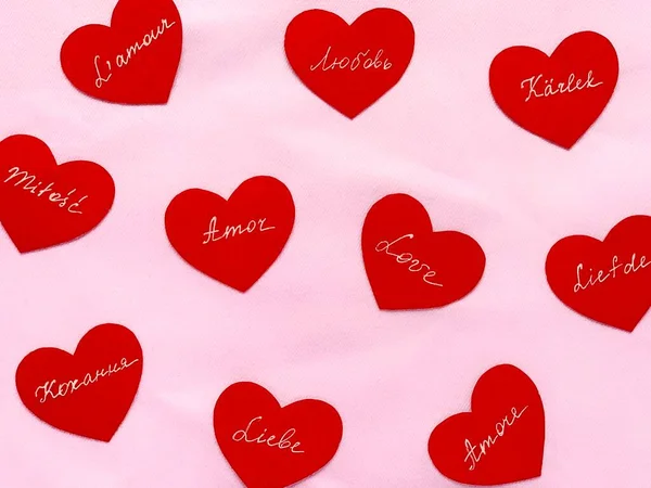 Μοτίβο Κόκκινων Χάρτινων Καρδιών Λευκό Χειρόγραφο Κείμενο Λέξη Αγάπη Διαφορετικές — Φωτογραφία Αρχείου