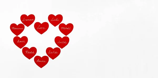 Κόκκινες Χάρτινες Καρδιές Λευκό Χειρόγραφο Κείμενο Λέξη Αγάπη Διαφορετικές Γλώσσες — Φωτογραφία Αρχείου