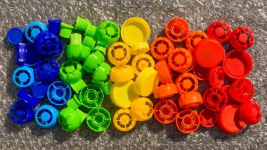 Bebek maması, eko konsepti, geri dönüşüm, atık ayıklama kaynaklı çok renkli plastik kaplamalar