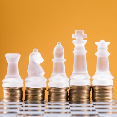 Altın sikke üzerinde satranç. Yatırım stratejisi. Ekonomi kavramı.