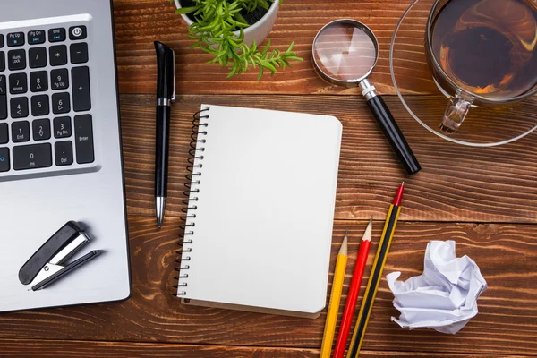 Cuaderno blanco de papel en blanco en la oficina worplace. Copiar espacio —  Fotos de Stock