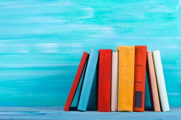 Стопка красочных книг, грандиозный синий фон, свободное пространство для копирования — стоковое фото