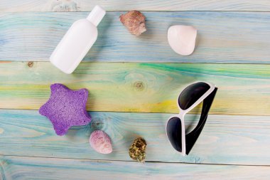 Yaz deniz tatil mockup arka plan. Defter seyahat öğeler üzerinde mavi yeşil ahşap masa boş sayfayla. Deniz kabukları, çakıl taşları, üstten görünüm.