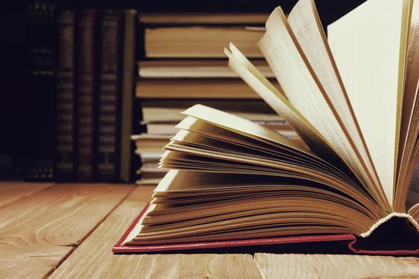 Kitap ahşap rafta kütüphanede açıldı. Metin için kopya alanı ile eğitim arka plan. Tonlu fotoğraf