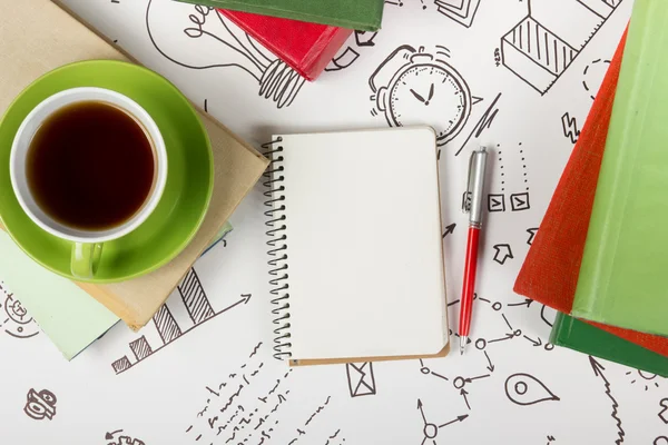 オフィス テーブル デスク用品、空白のメモ帳、カップ、ビジネス戦略の白い背景の上にペン。トップ ビュー コピー スペース教育背景. — ストック写真