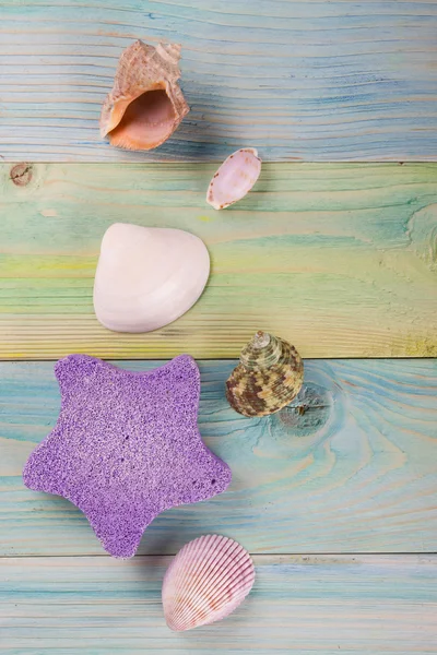 Sommerurlaub Attrappe Hintergrund. Notizbuch leere Seite mit Reisegegenständen auf blaugrünem Holztisch. Muscheln, Kieselsteine, Blick von oben. — Stockfoto