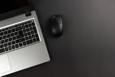 Ofis tablo büro malzemeleri, beyaz boş not defteri, Kupası, kalem, pc, buruşuk kağıt, ahşap arka plan üzerinde çiçek. Üstten Görünüm