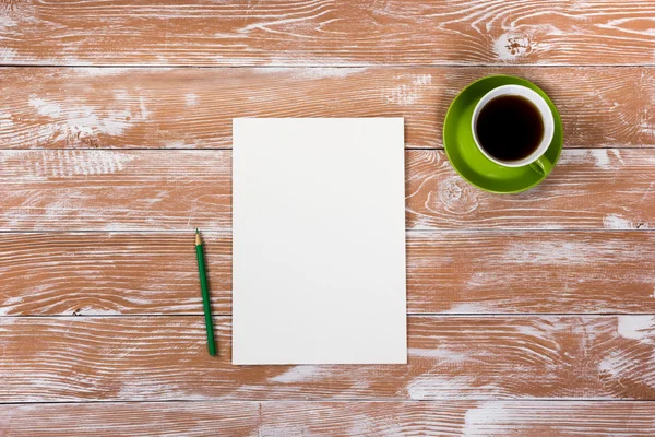 Mesa de escritório com suprimentos, bloco de notas em branco branco, copo, caneta, pc, papel amassado, flor no fundo de madeira. Vista superior — Fotografia de Stock