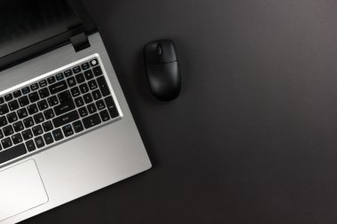 Ofis tablo büro malzemeleri, beyaz boş not defteri, Kupası, kalem, pc, buruşuk kağıt, ahşap arka plan üzerinde çiçek. Üstten Görünüm