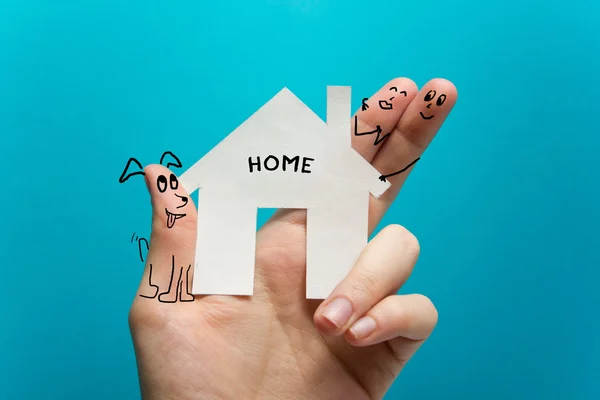 Süße Heimat. Hand hält weiße Papierhäuserfigur auf blauem Hintergrund. Immobilienkonzept. ökologisches Bauen. Ansicht von oben kopieren. — Stockfoto