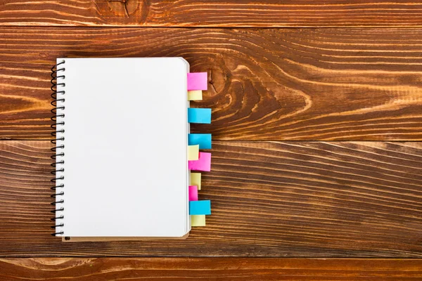 Leeg Witboek Kladblok boek bij office worplace. Kopiëren van ruimte — Stockfoto