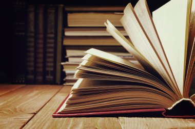 Kitap ahşap rafta kütüphanede açıldı. Metin için kopya alanı ile eğitim arka plan. Tonlu fotoğraf