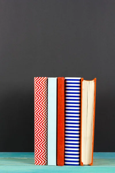 Composición con viejos libros antiguos y coloridos de tapa dura, diario en w — Foto de Stock