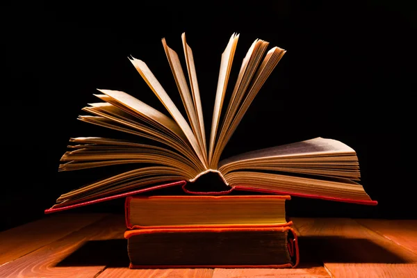 Boek opende in bibliotheek op houten plank. Opleiding met kopie ruimte voor tekst — Stockfoto