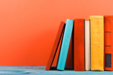 Kaliteli eski ciltli kitaplar, günlük, hayran sayfaları olan kompozisyon