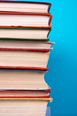 Renkli kitaplar, grungy mavi arka plan, ücretsiz kopya alanı yığını