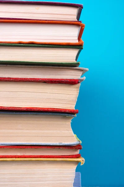 Renkli kitaplar, grungy mavi arka plan, ücretsiz kopya alanı yığını