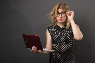 Öğrenci kadın gözlük ile tablet pc eğitim