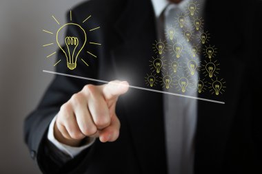 Sanal ekranda ikon basarak birçok küçük fikir çizen işadamları nın büyük bir fikirden daha fazla ağırlığı vardır. İş, teknoloji, internet ve ağ konsepti. Kopyalama alanı